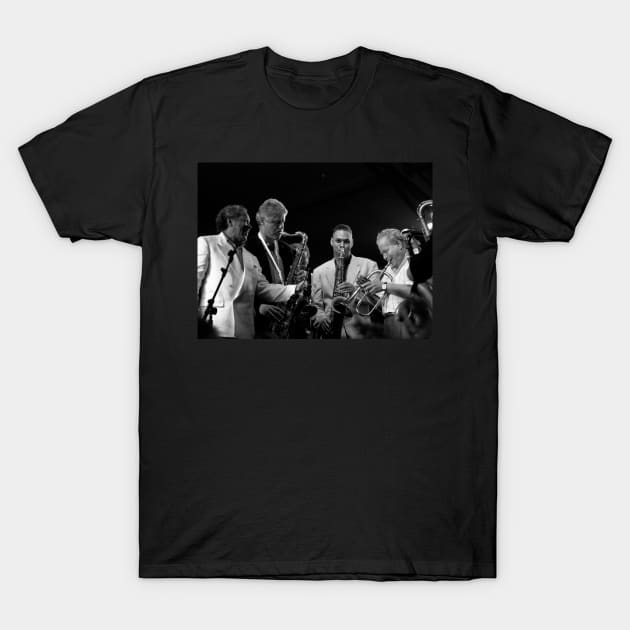 President Bill Clinton plays the saxophone with jazz musicians T-Shirt by Soriagk